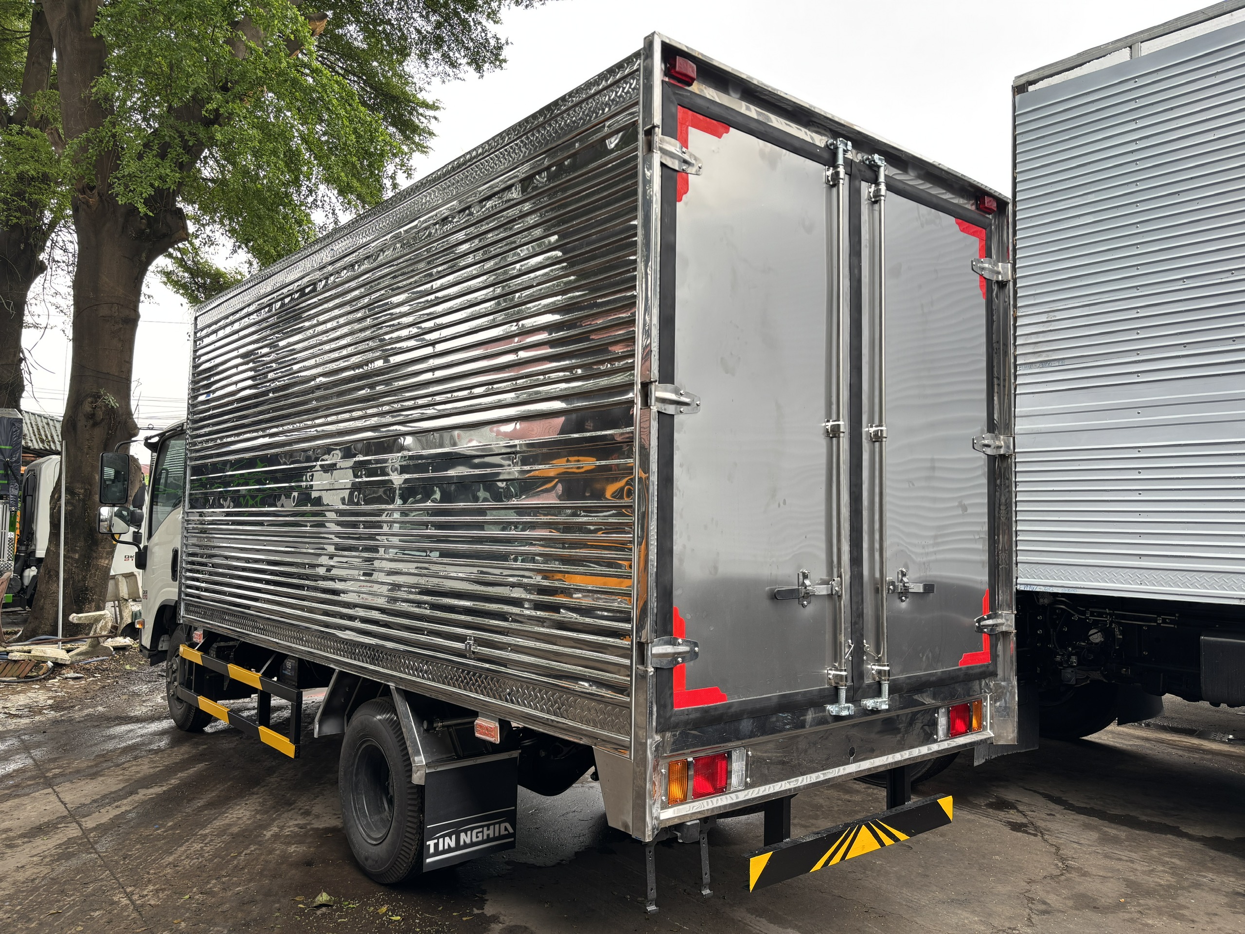 Xe tải isuzu 1 tấn 9 thùng kín