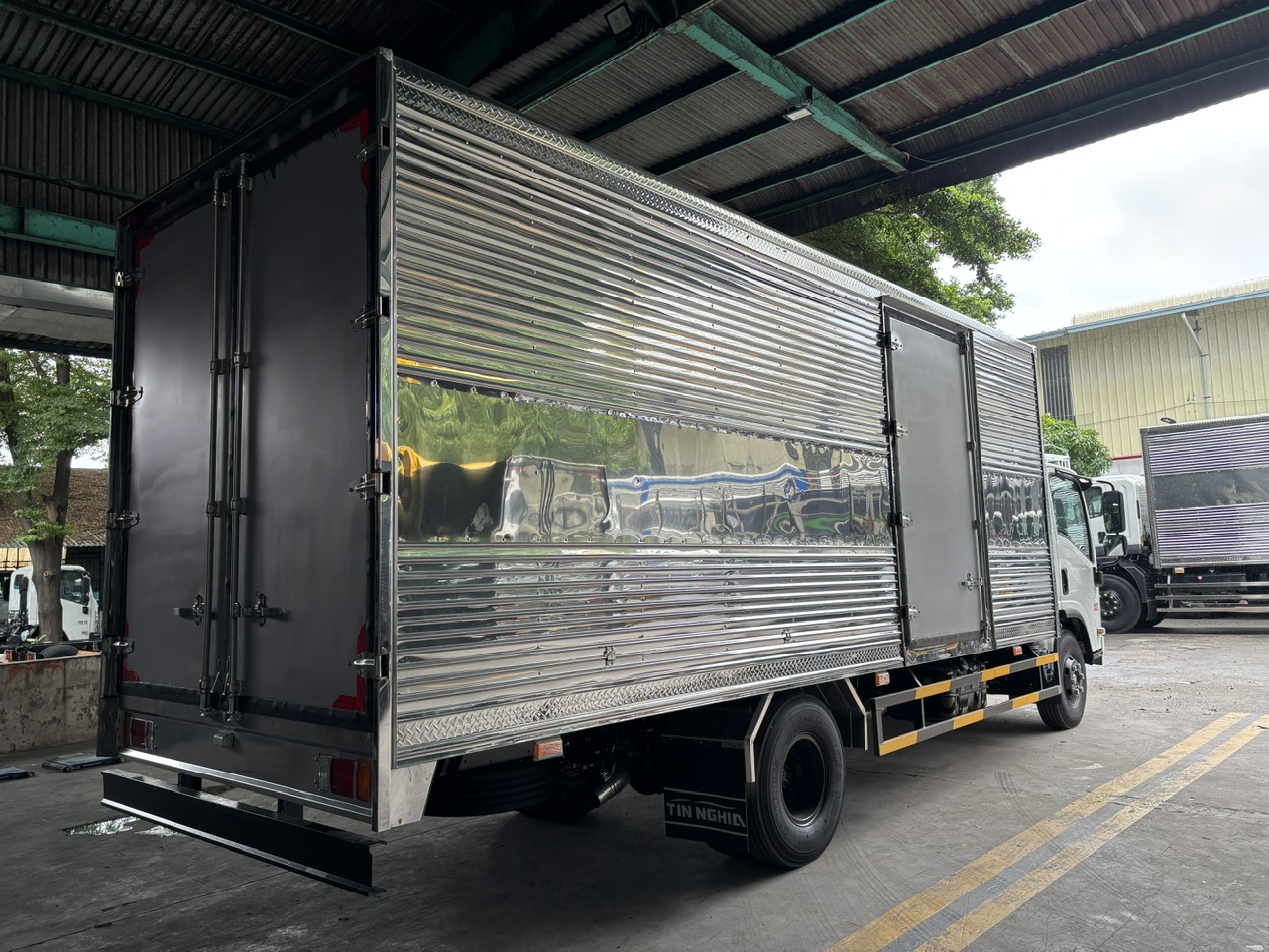 xe tải 5 tấn thùng kín nqr75me5a
