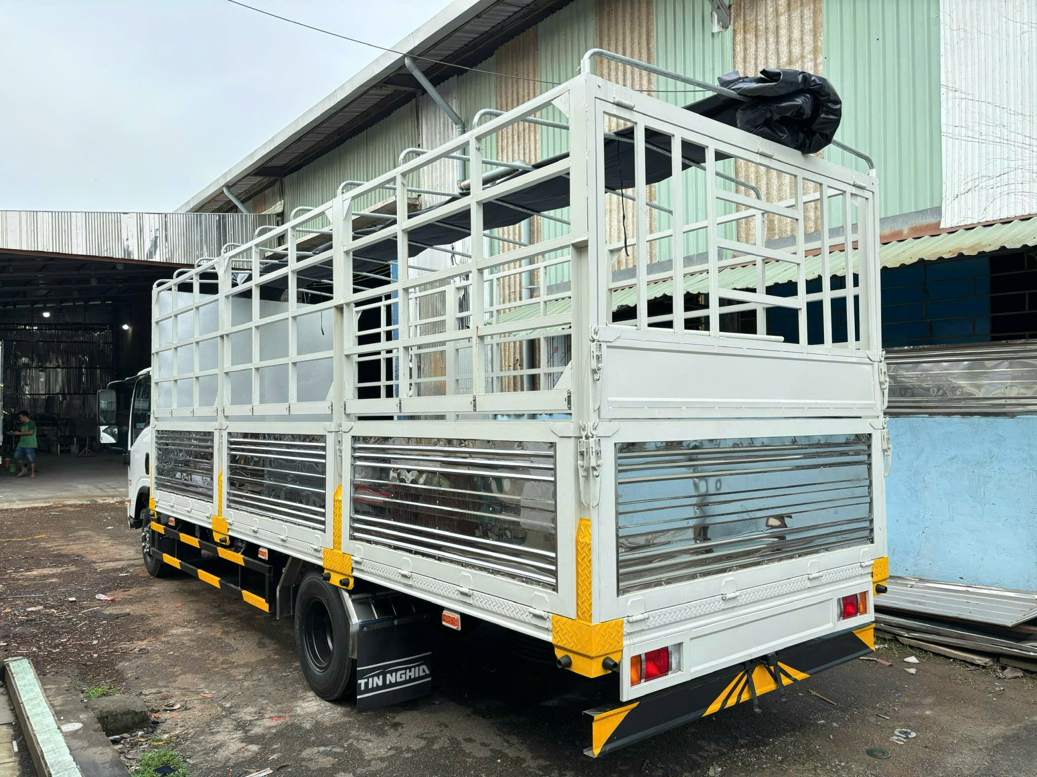 xe tải 3 tấn 5 thùng bạt