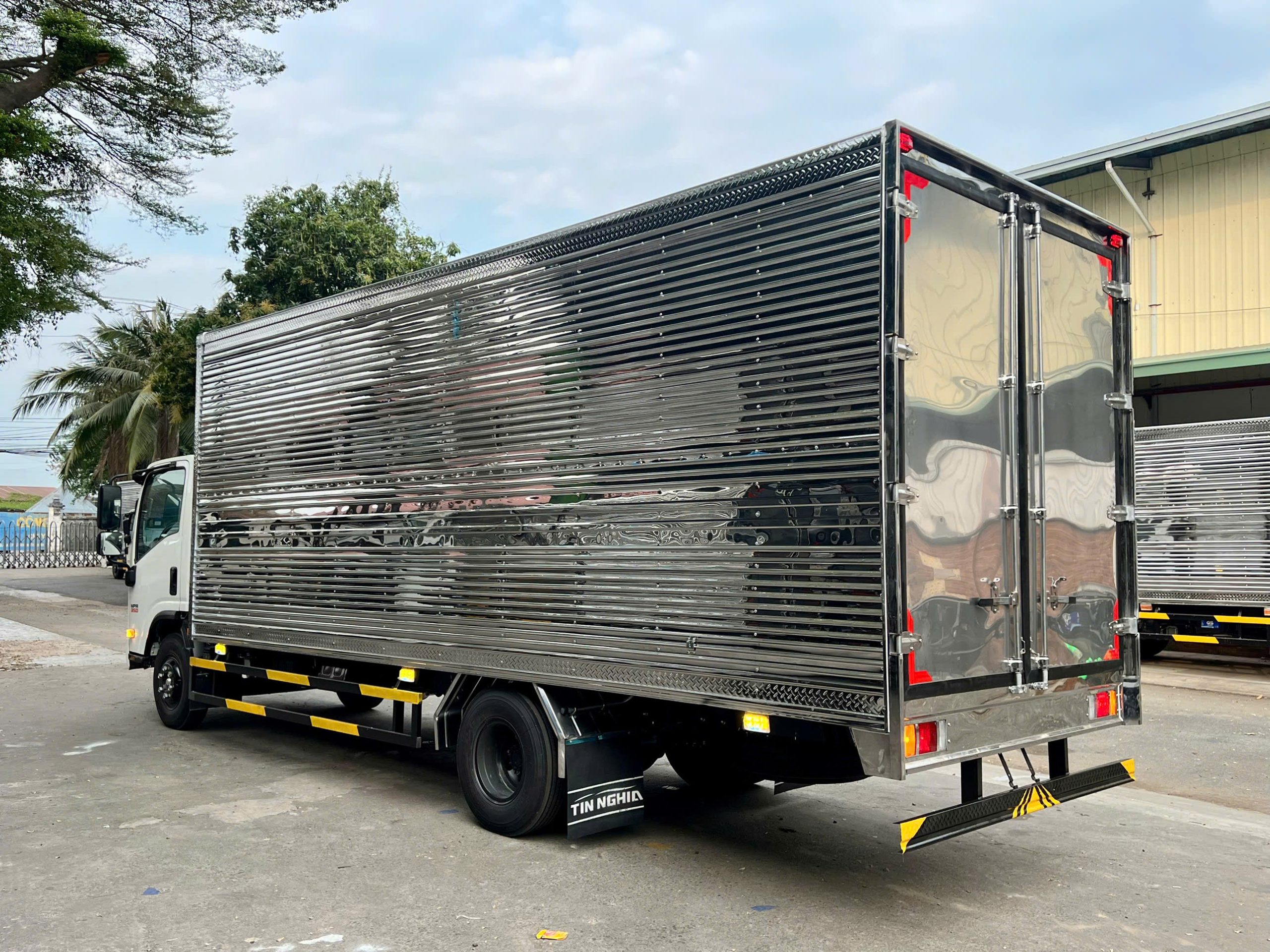 xe tải 3.5 tấn thùng kín isuzu npr85me5