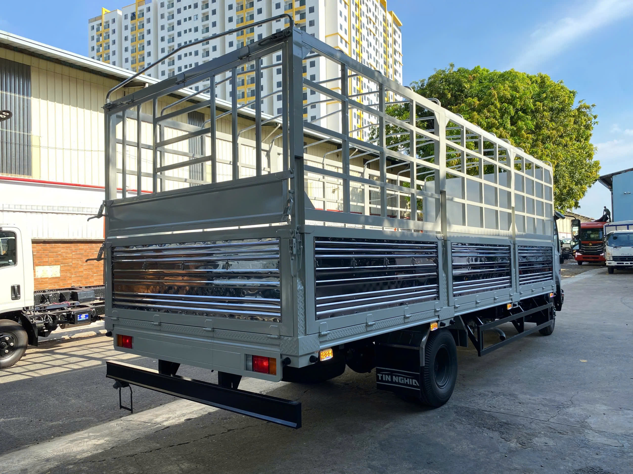 Xe tải thùng bạt Isuzu FRR650