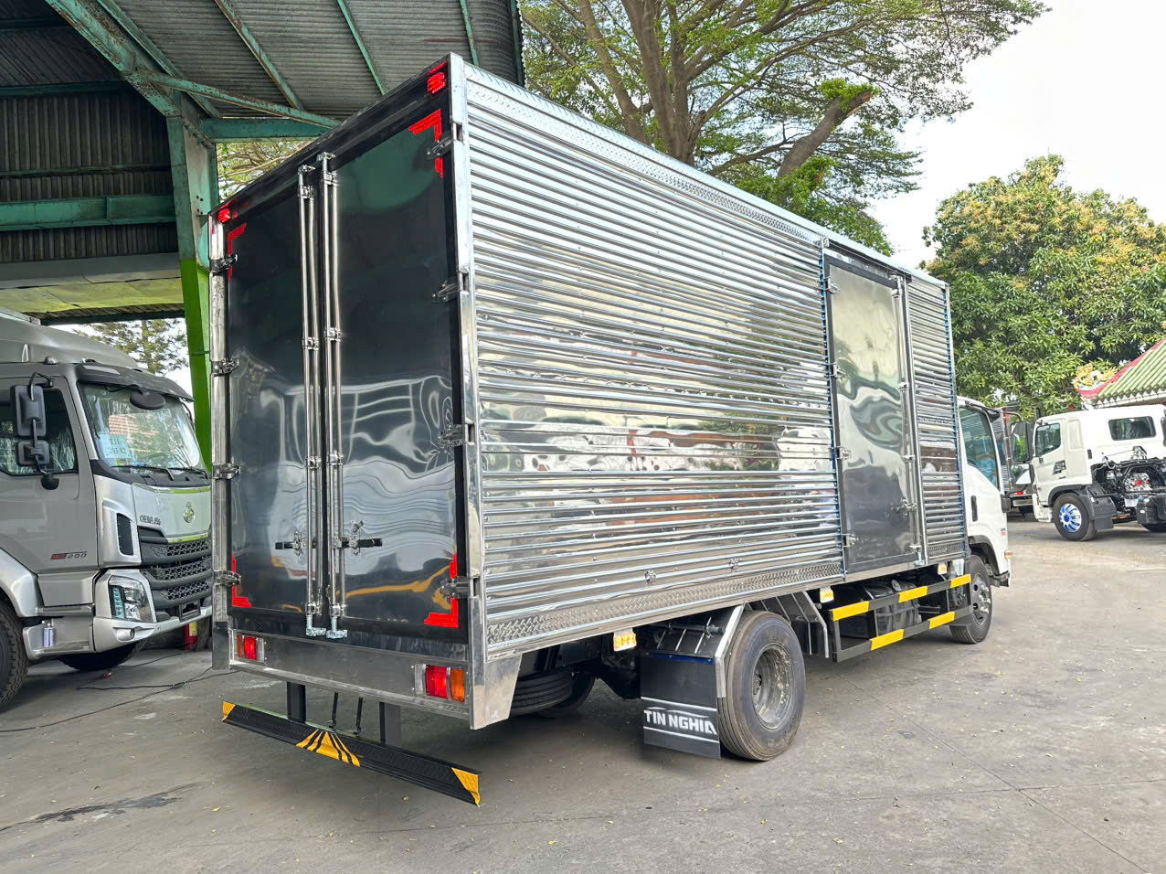 xe tải isuzu 3.5 tấn thùng kín