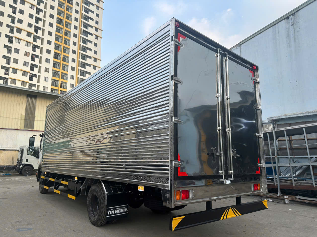 isuzu frr 650 thùng kín FRR90NE5