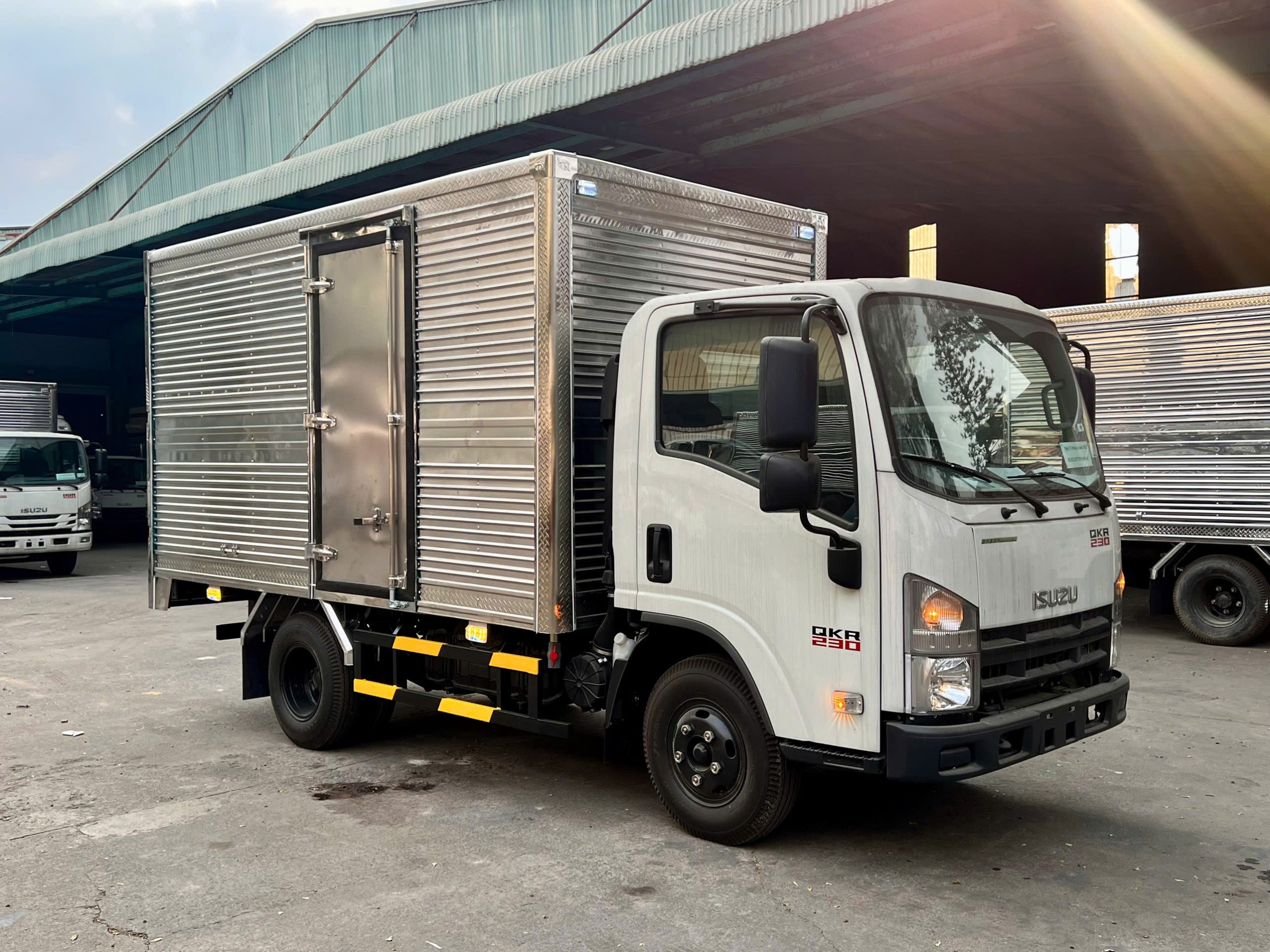 Xe tải QKR 230 thùng kín
